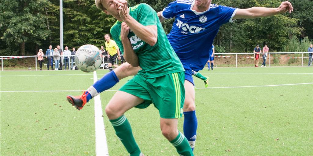 „Pomadiger Auftritt“: Lippramsdorf kassiert drei Tore in fünf Minuten Andre Kleine Kappenberg (v.) und der SV Lippramsdorf sind mit einer Niederlage in die Vorbereitung gestartet.