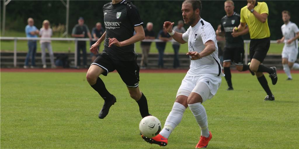 Parallelen über Parallelen: FC Nordkirchen verliert wieder trotz Traumtore Luciano Sabellek setzt zum Schuss an, der sich ins Tor der Gäste senkt.
