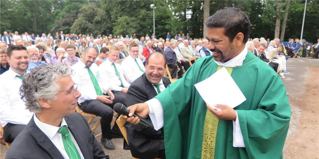 Kiliangilde Altschermbeck: Viele Gäste bei geschrumpftem Programm Pastor Xavier Muppala (r.) befragte Gottesdienstbesucher nach der Bedeutung der Farben Grün und Weiß im Erscheinungsbild der Schützen.