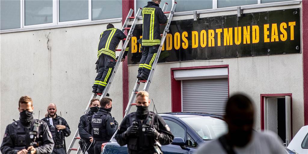 „Bandidos“-Verbot: Polizei-Einsatz am Dortmunder Clubheim - Banner entfernt „Bandidos“-Verbot: Polizei-Einsatz am Dortmunder Clubheim - Banner entfernt