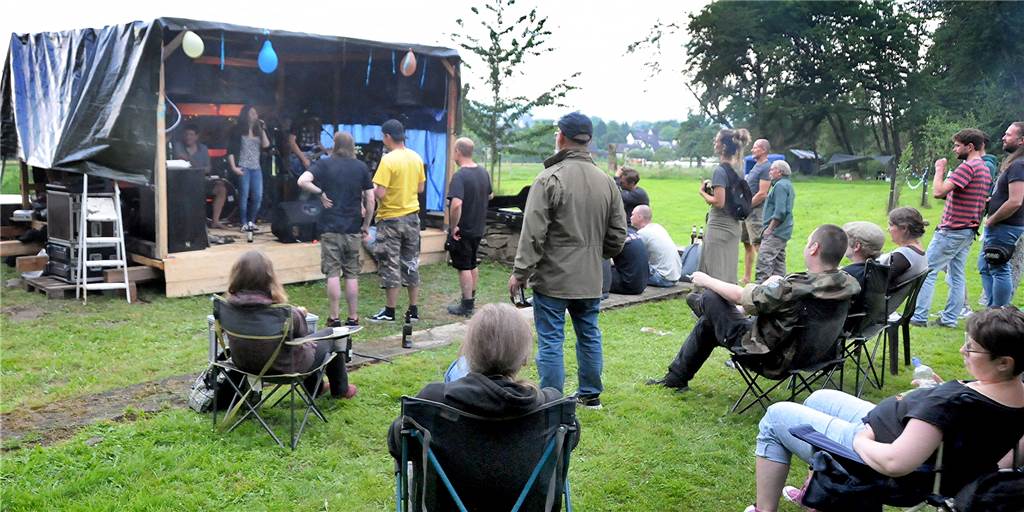 Woodstock-Feeling auf dem Gelände – obwohl „Esel Eckey“ seit Jahren geschlossen ist Ein Hauch von Woodstock auf der Schwerterheide: Ein Rockkonzert mit der "The Grabowski & Dennis Band" fand am Samstagabend auf einer Wiese hinter der früheren Ausflugsgaststätte Esel Eckey statt.