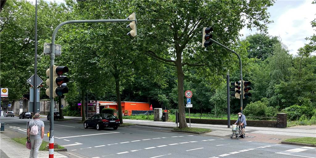 Multikulturelles Forum setzt millionenschweres Zeichen in Lünen Auf dem Grundstück an der Münsterstraße hinter dem Tempo-30-Schild und der kleinen Mauer will das MKF bauen.