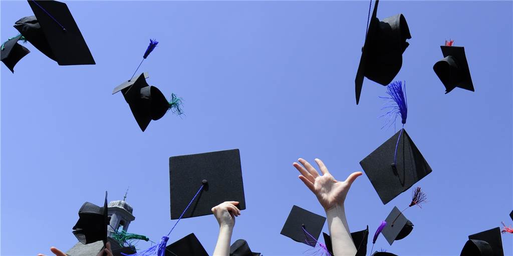 Spitzenjobs: Das Posten-Geschacher der Parteien schadet Dortmund Uni-Absolventen werfen ihre Barette in die Luft - auch an manchen Deutschen Unis Tradition nach Erringen eines höheren Bildungsabschlusses. Qualifikation muss wichtiger sein als Parteibücher, wenn es um Spitzenjobs in Dortmund geht, meint unser Autor.