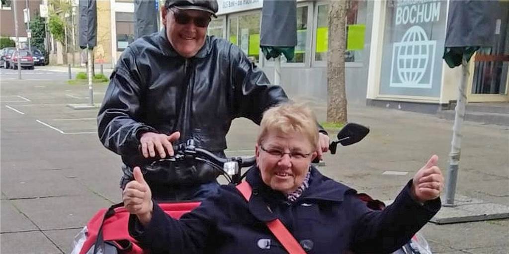 Ausflug in der eBike-Rikscha: Jung radelt Alt durch den Stadtteil Hannelore Rieger machte bereits eine Probefahrt in einer eBike-Rikscha. In Bochum-Ehrenfeld läuft das Projekt "Radeln ohne Alter" schon mit Erfolg.