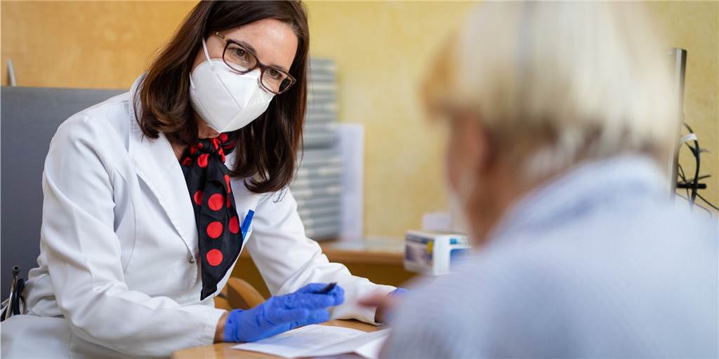 Dortmunder Hausärzte sauer: Wieso kriegt das Impfzentrum mehr Geld als wir? Eine Fachärztin für Allgemeinmedizin, spricht in ihrer Praxis mit einer Patientin, die wenig später ihre zweite Corona-Impfung erhält.