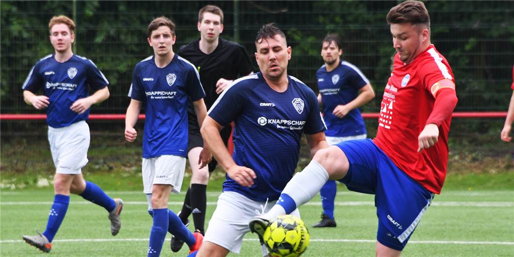 FC Castrop-Rauxel: Kapitän wollte eigentlich den Verein wechseln Marc Flaczek (r.), Spielführer des FC Castrop-Rauxel, hatte jüngst ein Angebot von einem Landesligisten auf dem Tisch liegen, bleibt aber bei der Mannschaft vom Fuchsweg.