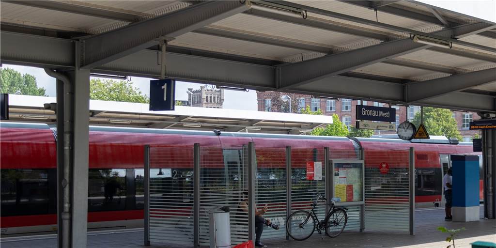 Drogen-Rucksack: Heeker Dealer (27) hat Angst vor Abschiebung Im September 2019 kam der Heeker mit einer Regionalbahn aus Enschede in Gronau an. Im Nachbarland soll er Drogen gekauft haben, um sie in Deutschland gewinnbringend weiterzuverkaufen.