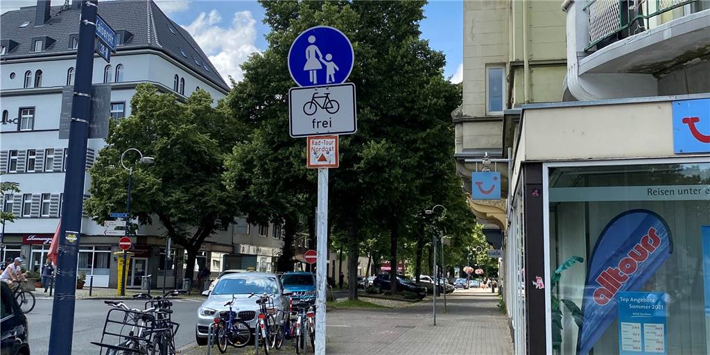 Dieser Weg führt über die gesamte Kaiserstraße in Richtung Innenstadt und verursacht oftmals gefährliche Situationen für Radfahrer und Fußgänger.