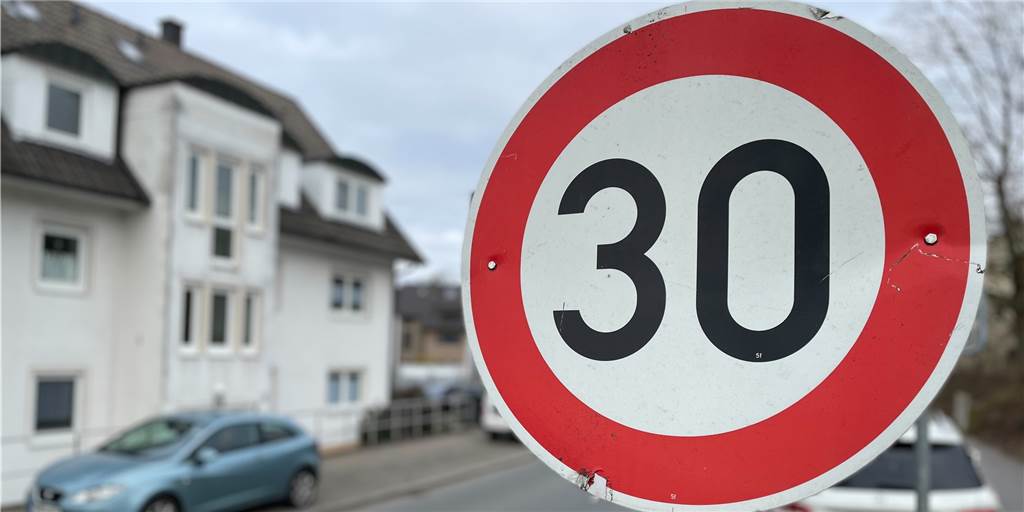 Her mit Tempo 30! Lasst uns schleichen und ruhig schlafen Tempo 30 gibt es an vielen Stellen in Castrop-Rauxel. Aber nicht überall. Warum eigentlich nicht?