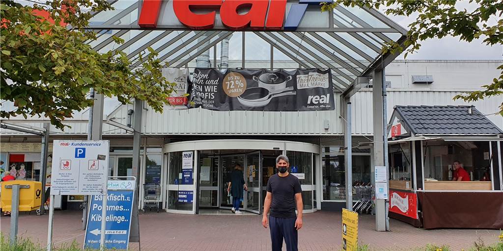 Feinkost-Händler bei Real: „Ich bin finanziell zehn Jahre zurück gefallen“ Kaddafi Tasdemir, Inhaber des SK Feinkost Ladens, hätte gerne seinen Standort an der Siemensstraße behalten. Doch Real, wo er Mieter ist, wird von Globus übernommen.
