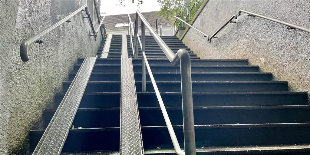 Endlich barrierefrei: Die „Treppe des Grauens“ soll verschwinden Wie eine Wand oder andersherum wie eine Schlucht stellt sich der Zu- und Abgang am Bahnhof Sölde im Moment noch dar.