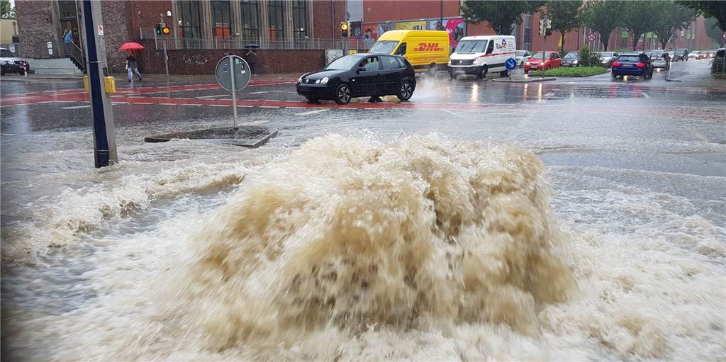 Kanalisationen wie hier in Dortmund waren mit den Wassermassen überfordert.