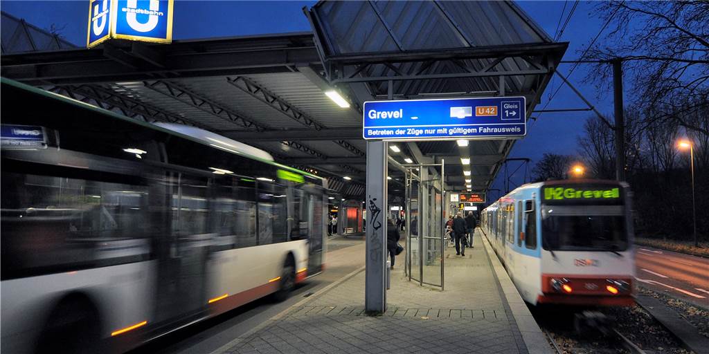 Wasser bis zu den Knöcheln im Bus - Unwetter legt ÖPNV in Dortmund lahm An vielen Haltestellen in Dortmund stand am Mittwoch das Wasser so hoch, dass Busse sie nicht anfahren konnten.