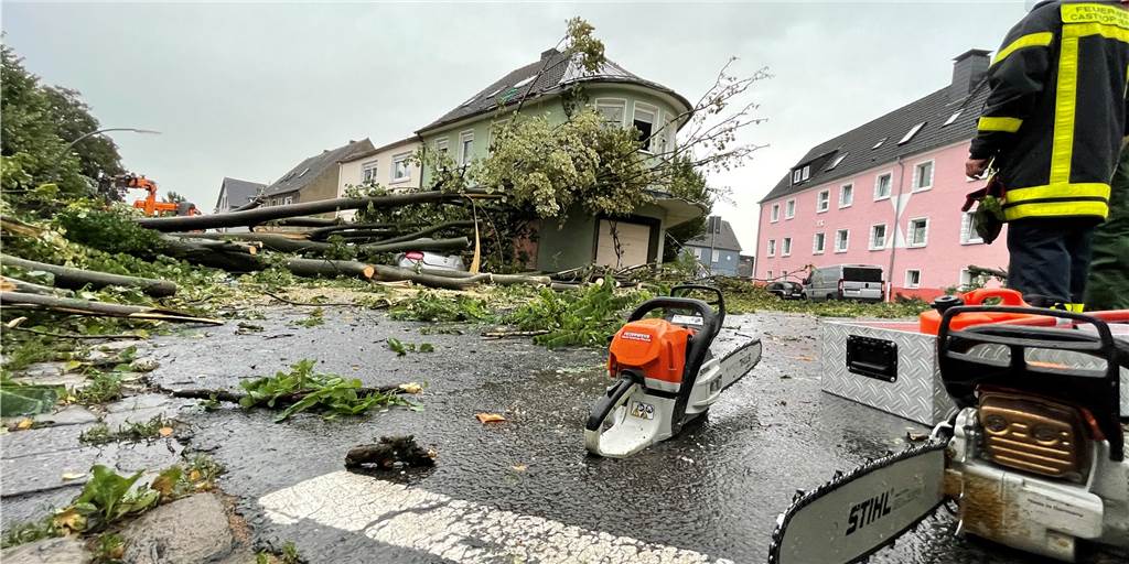 Im Bereich Kreuzstraße/ Grüner Weg in Obercastrop deckte eine Windhose mehrere Dächer ab und entwurzelte riesige Bäume.