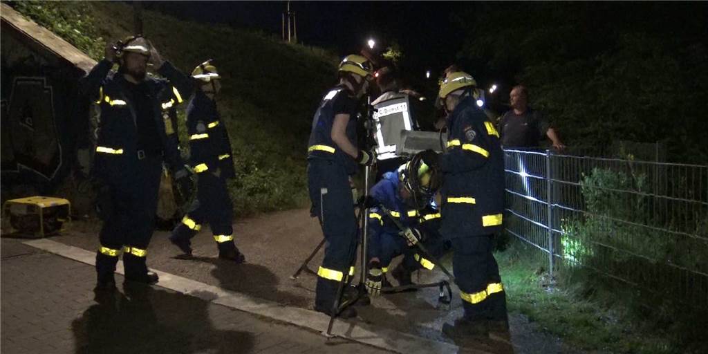 „Starkregen wie in 100 Jahren nicht“ - Feuerwehr bis nachts im Einsatz Die Helfer von Feuerwehr und Technischem Hilfswerk waren bis tief in die Nacht im Dauereinsatz.
