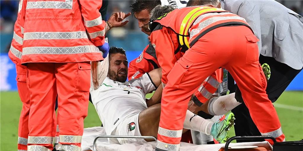 Achillessehnenriss im ersten Testspiel: „Als ob dir einer in die Hacke tritt“ Leonardo Spinazzola wird verletzt vom Platz getragen. Der Italiener zog sich im Viertelfinale gegen Belgien einen Achillessehnenriss zu.