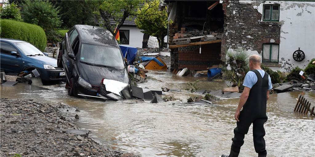 Unwetter in NRW: Chaos und Verwüstung in Hagen - Feuerwehrmann stirbt im Einsatz - Liveblog Ein Anwohner schaut sich die Schäden an, die die Überflutung der Nahma am Vorabend mit sich gebracht hat. Durch die heftigen Regenfälle war das Flüsschen zum reissenden Fluss geworden.