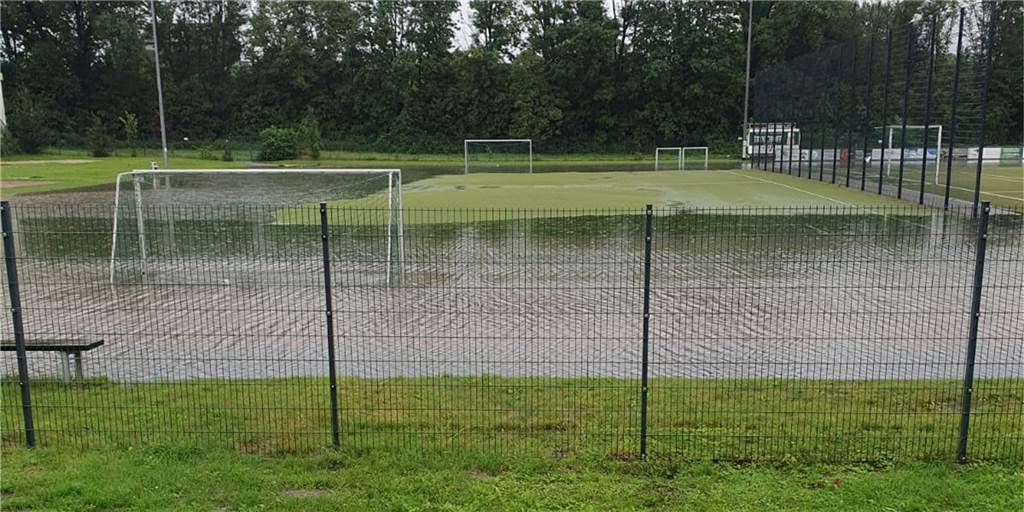 Nach Unwetter: Sportanlage des Werner SC im Lindert zeigt extreme Wasserschäden Am Mittwoch stand der Platz im Lindert fast komplett unter Wasser.