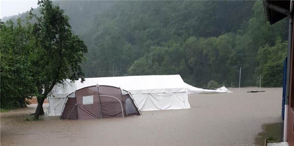 Das Wasser stieg am Mittwoch unaufhörlich auf dem Zeltplatz der DJK in Hönningen an der Ahr. Am Abend erreichten die Fluten den DJK-Pavillon (rechts im Bild). Das war für die DJK-Betreuer das Zeichen zum Aufbruch.