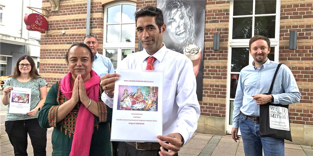 Neues indisches Restaurant in Dorsten: Das hat der Betreiber alles vor Nirmal Sigh Chandi und Ehefrau Baljit Kaur Chandi (vorne) wollen Anfang Oktober in den Räumen der früheren Bäckerei Ernsting an der Essener Straße 19 ihr indisches Restaurant namens "Maha Lakshmi" eröffnen. Links Martina Hartman (städtisches Planungsamt), im Hintergrund Frank Balster (Geschäftsführer des Eigentümer-Unternehmens T 5).
