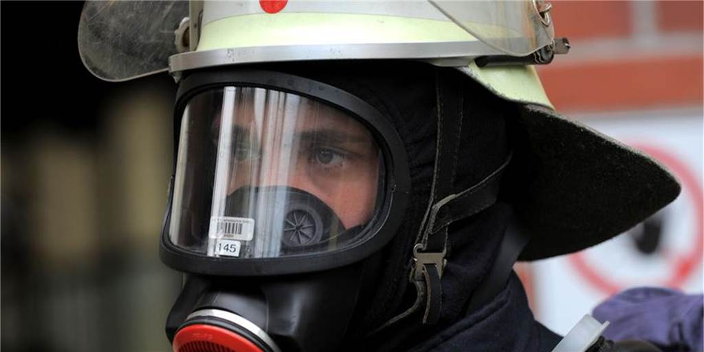 Kampf gegen Unwetter: Warum manche Dortmunder auf Hilfe warten mussten Ein Feuerwehrmann unter Atemschutz bei einer Übung. (Symbolbild)