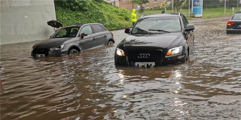 Für viele Dortmunder wurde das Unwetter zum Hindernis im Straßenverkehr.
