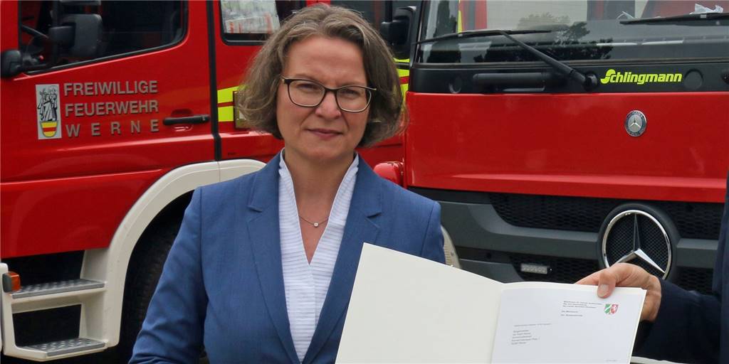 NRW-Heimatministerin Ina Scharrenbach überbrachte nicht nur den Förderbescheid für die Stadt Werne, sondern nutzte die Gelegenheit, der Feuerwehr Werne stellvertretend für die vielen Einsatzkräfte zu danken für ihr Engagement während des Unwetters.