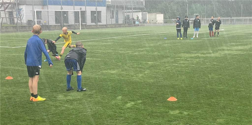 Video: FC Frohlinde funkte im Starkregen „Landunter“ Die Nachwuchskicker, die am Mittwoch, 14. Juli, beim FC Frohlinde trainierten, konnten wegen des einsetzenden Starkregens nur die Flucht ergreifen.