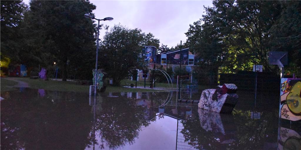 Straße auf 2000 Quadratmetern beschädigt – Skatepark überflutet