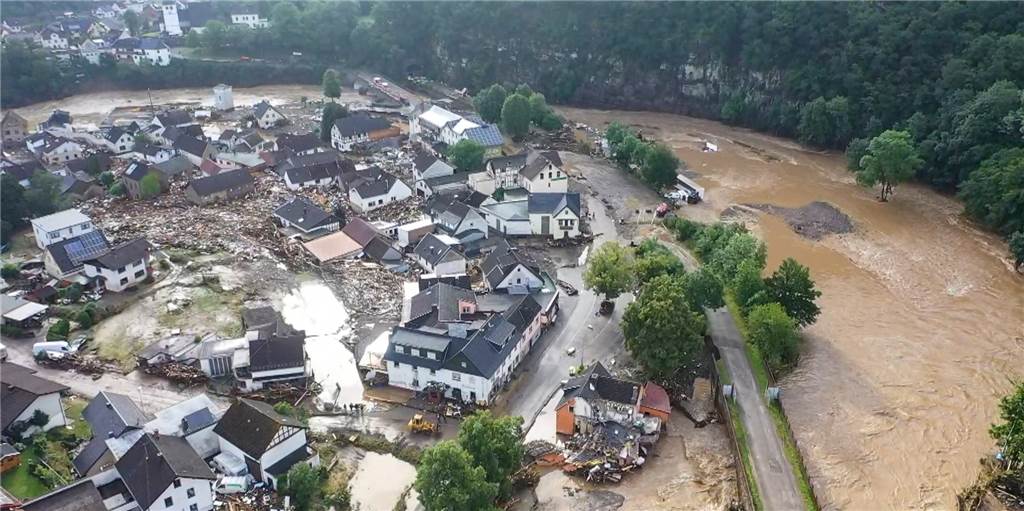 Unwetter in NRW: Zahl der Toten steigt, über Tausend Menschen werden noch vermisst – Liveblog Die mit einer Drohne gefertigte Aufnahme zeigt die Verwüstungen die das Hochwasser der Ahr in dem Eifel-Ort angerichtet hat. In Schuld bei Adenau waren den Angaben zufolge in der Nacht zum Donnerstag sechs Häuser eingestürzt. Derzeit würden dort knapp 70 Menschen vermisst.