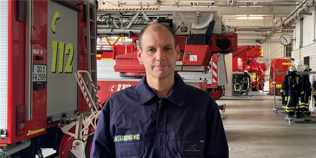 „Ganz andere Art von Einsatz“ - Feuerwehrmann erlebt lange Unwetter-Nacht André Lüddecke ist Berufsfeuerwehrmann und in der Freiwilligen Feuerwehr. Er war am Mittwoch im Dortmunder Osten gegen das Unwetter im Einsatz.