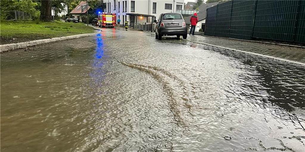 Stadt Castrop-Rauxel macht Witz über Wetterwarnung: Das ist geschmacklos Der Mühlenteich ist am Mittwoch bei dem Starkregen über die Ufer getreten.