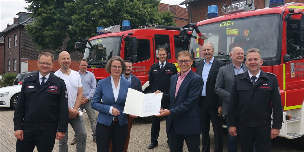 NRW-Heimatministerin Ina Scharrenbach überbrachte Bürgermeister Lothar Christ nicht nur den Förderbescheid für den Neubau des Feuerwehr-Gerätehauses in Werne-Stockum, sondern nutzte die Gelegenheit, den Kameraden der Feuerwehr für ihren Einsatz während des Unwetters zu danken. 