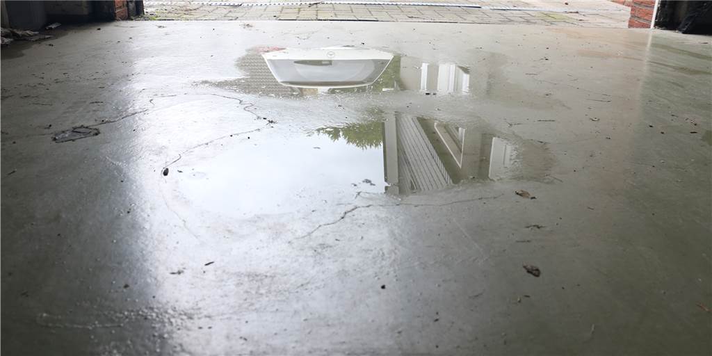 Handwerker-Hilfe nach dem Unwetter in Werne nur schwer zu bekommen Wie hier an der Körnerstraße in Werne liefen zahlreiche Keller voll. Regen kam auch durch Dächer und Fenster. Handwerker-Hilfe ist stark nachgefragt.