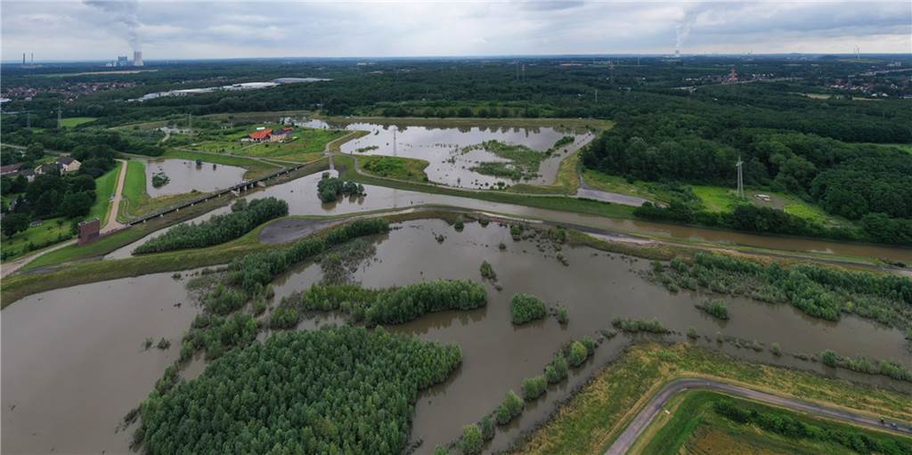 Video: Dramatische Stunden an der Emscher – Wasser an der Deichkrone Die Emscher-Auen am Mittag nach dem Starkregen. Die Rückhaltebecken sind gut gefüllt. Sie erfüllten den Hochwasserschutz.