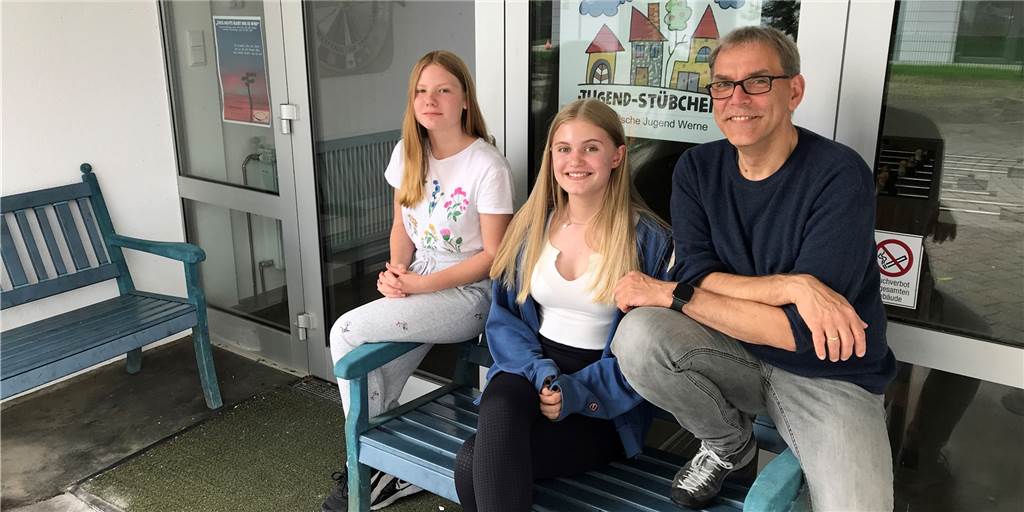 Werne bekommt einen neuen Treffpunkt für Jugendliche Lilian Rehberg (l.) und Fenja Börger gehören zum Team, das gerade in Eigenregie das Jugend-Stübchen in Werne gestaltet. Diakon Michael Reckmann sieht sich bei dem Projekt „bestenfalls als Entwicklungshelfer“.
