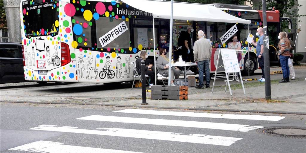 Lange Schlange vor dem Impfbus: Aktion in Schwerte wird wiederholt Erstmals kam am Freitag (16.7.) der Impfbus des Kreises Unna nach Schwerte, wo er auf dem Postplatz ohne Terminvereinbarung besucht werden konnte.