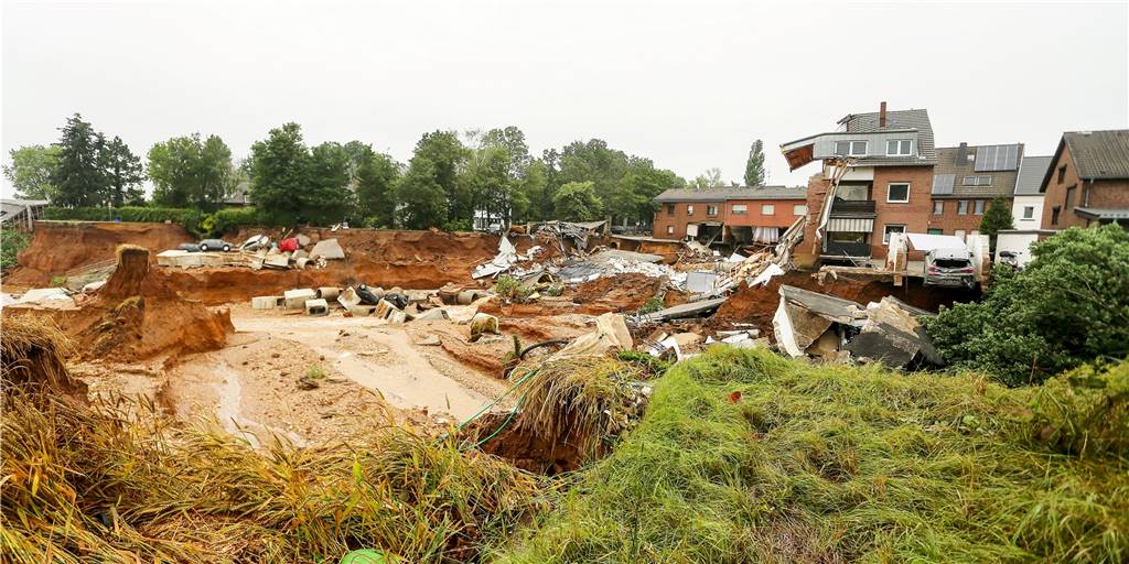 Unwetter in NRW: Mindestens 43 Todesopfer - mehrere Plünderungsversuche gemeldet – Liveblog Ein Foto, das die Bezirksregierung Köln am Freitag über Twitter verbreitete, zeigt Überschwemmungen in Erftstadt-Blessem. Laut der Behörde sind einige Häuser eingestürzt, mehrere Menschen würden vermisst.