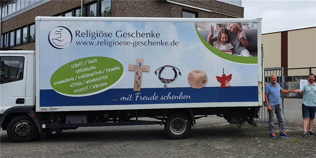 Legdener will Hilfsgüter persönlich in die Katastrophenregion bringen Gemeinsame Hilfsaktion: Dietmar Sicking (r.) von der Firma Lumundi in Ahaus übergibt den Firmen-LKW an Berthold Kortbus.