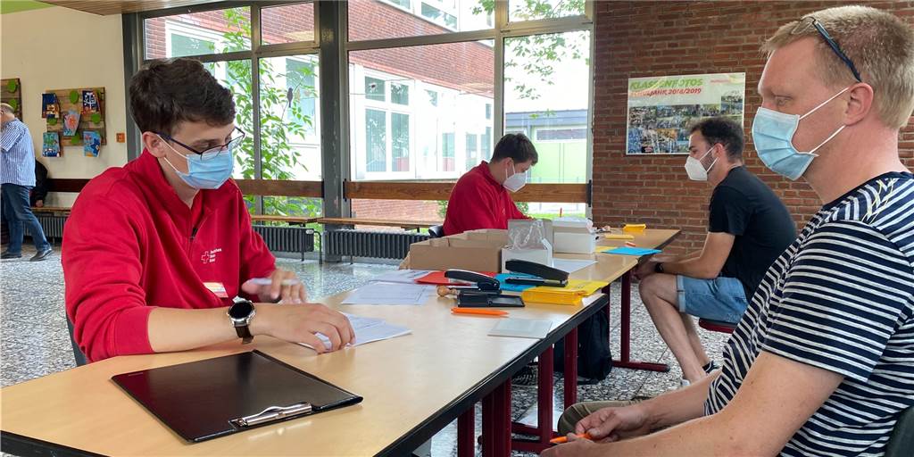 Mit Video: Spontane Impfung: Ascheberger bilden riesige Schlange vor der Profilschule Viele Bürger in der Gemeinde Ascheberg nahmen das Angebot an, sich am Freitag (16. Juli) in der Profilschule Ascheberg vom mobilen Impfteam aus Dülmen impfen zu lassen.