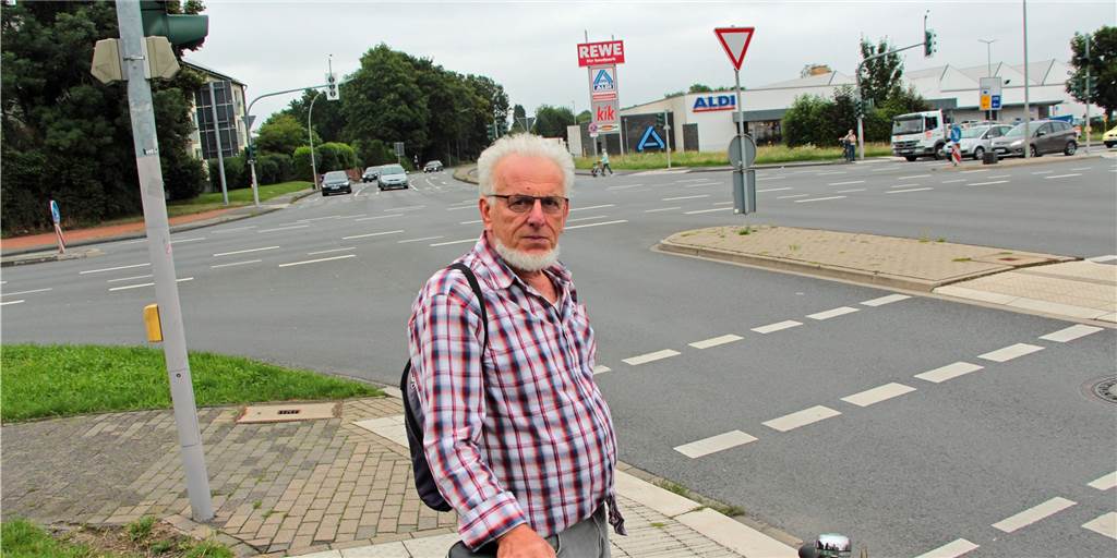 Die vielbefahrene Kreuzung Hansaring/Stockumer Straße bereitet Winfried Hoch vom ADFC Sorgen. Hier bündeln sich mehrere Probleme für Radfahrer.