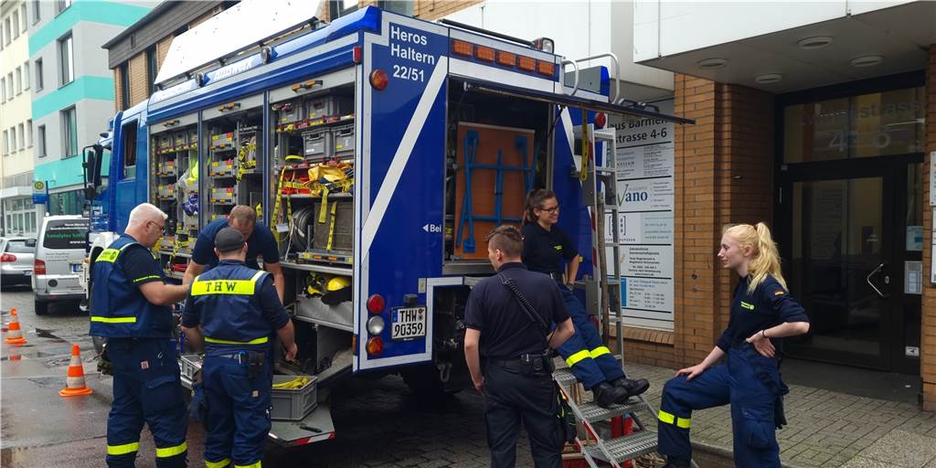 THW Haltern im Krisengebiet – Polizeipräsidium von Wassermassen bedroht Einsatzkräfte des Technischen Hilfswerks aus Haltern waren im überschwemmten Wuppertal im Einsatz.