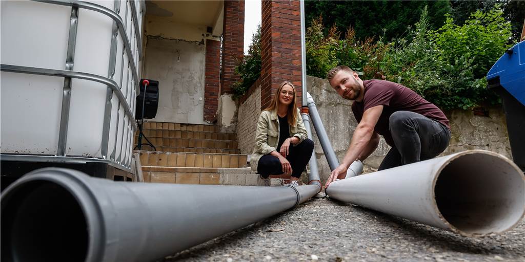 Fassungslos im Unwetter: „Man denkt ja, hier passiert schon nichts“ Rohre und Sand halfen. So schafften es Melissa und Mike Hibbeln, die Wassermassen wegzuleiten.
