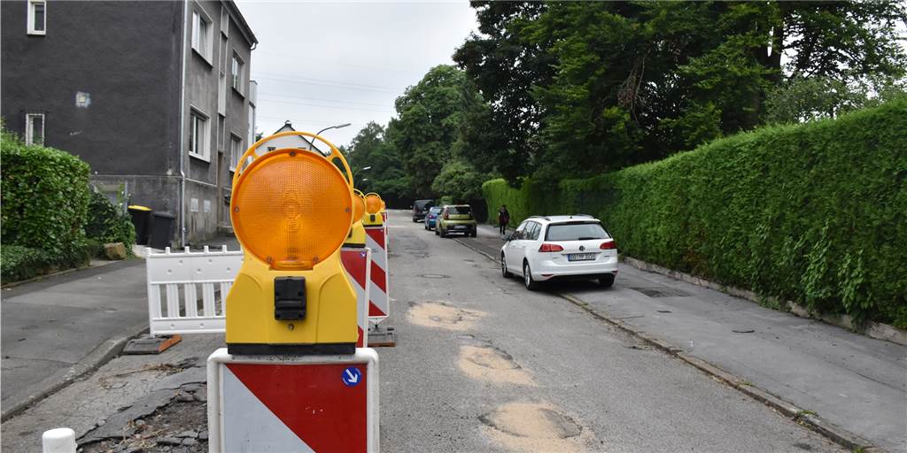 Ein Mix aus Flicken, Absperrungen und tiefen Löchern: Der Talweg in Brackel ist zumindest vorübergehend nach dem Unwetter befahrbar.