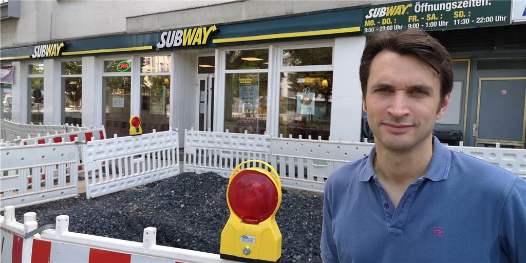 Wall-Baustellen: „Es ist nur noch Chaos in der Stadt“ André Volkery, Betreiber der Subway-Filiale am Ostwall, ist wegen der Baustellen-Situation am Wall und vor seinem Geschäft frustriert.