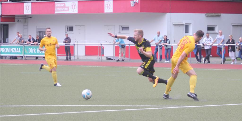 SuS Kaiserau steigt mit Sieg in Brackeler Turnier ein - 2:0 gegen die Dortmunder Löwen Kaiseraus Kapitän Tim Milcarek traf zum 1:0 - und war in dieser Szene nur durch Foulspiel zu bremsen.