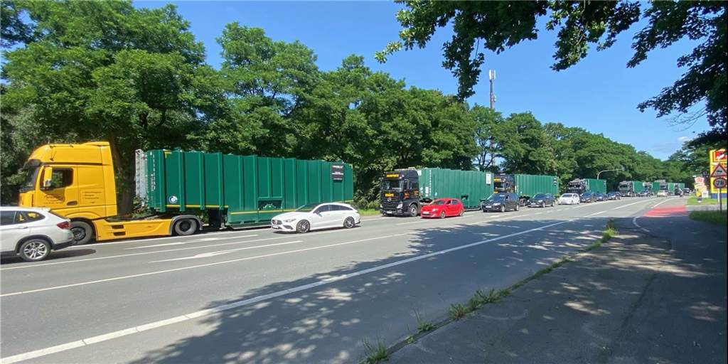 Kolonne mit Sonderfahrzeugen aus Dorsten fährt ins Katastrophengebiet Kolonne mit Sonderfahrzeugen aus Dorsten fährt ins Katastrophengebiet