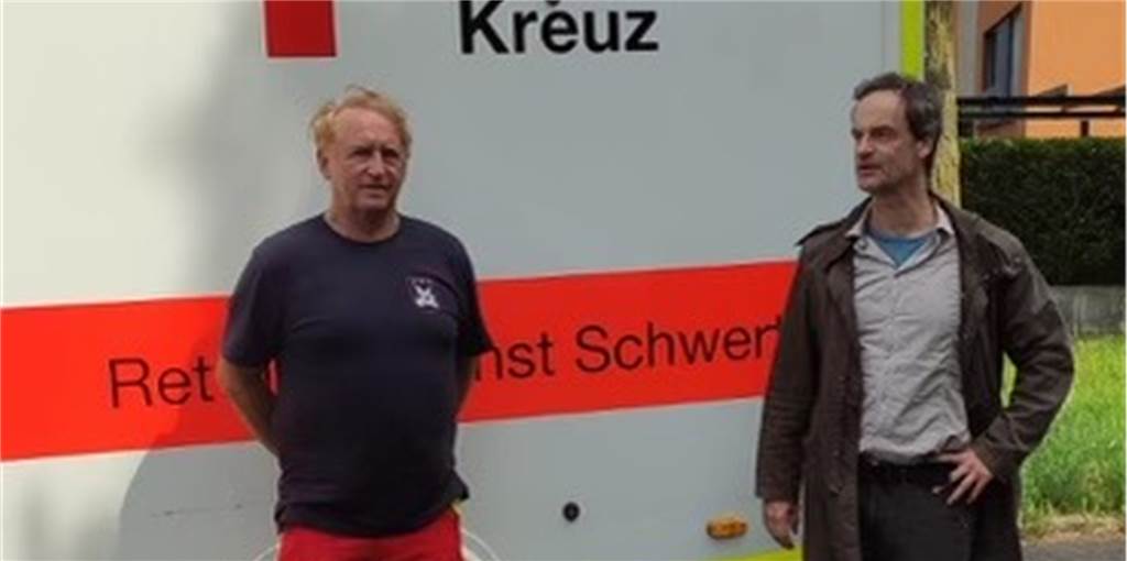 So kam ein Schwerter Rettungswagen in den Dortmund-„Tatort“ Thomas Wollmeier vom Schwerter DRK hat eine Minirolle im neuen Tatort. Rechts steht Jörg Hartmann, der den Tatortkommissar Peter Faber spielt.