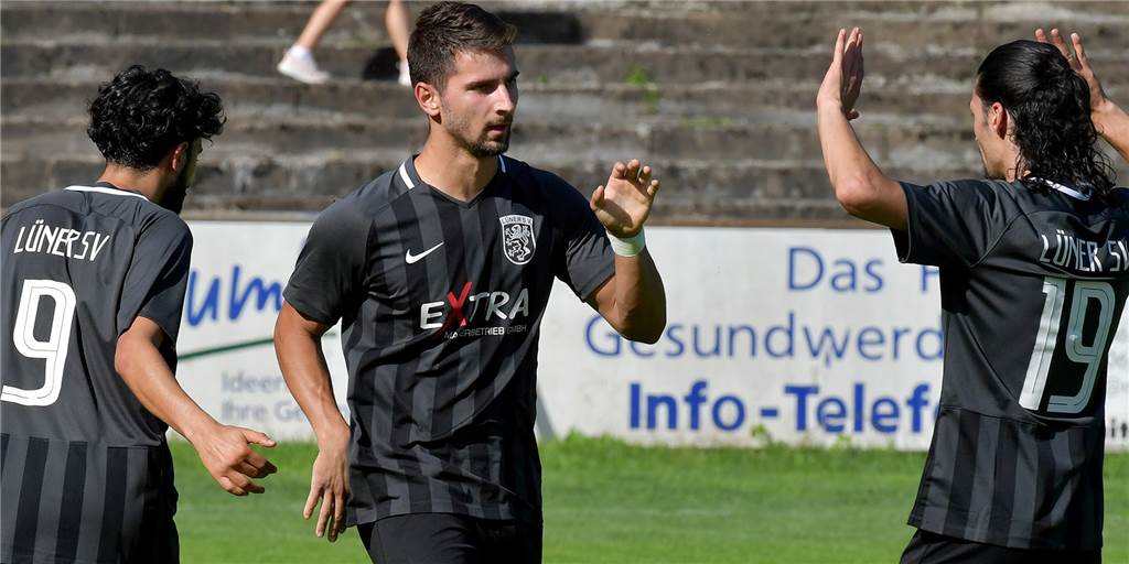 Lüner SV setzt erstes Ausrufezeichen – doch der Trainer ist nicht zufrieden Milan Sekulic (M.) erzielte die ersten beiden Tore für den Lüner SV.