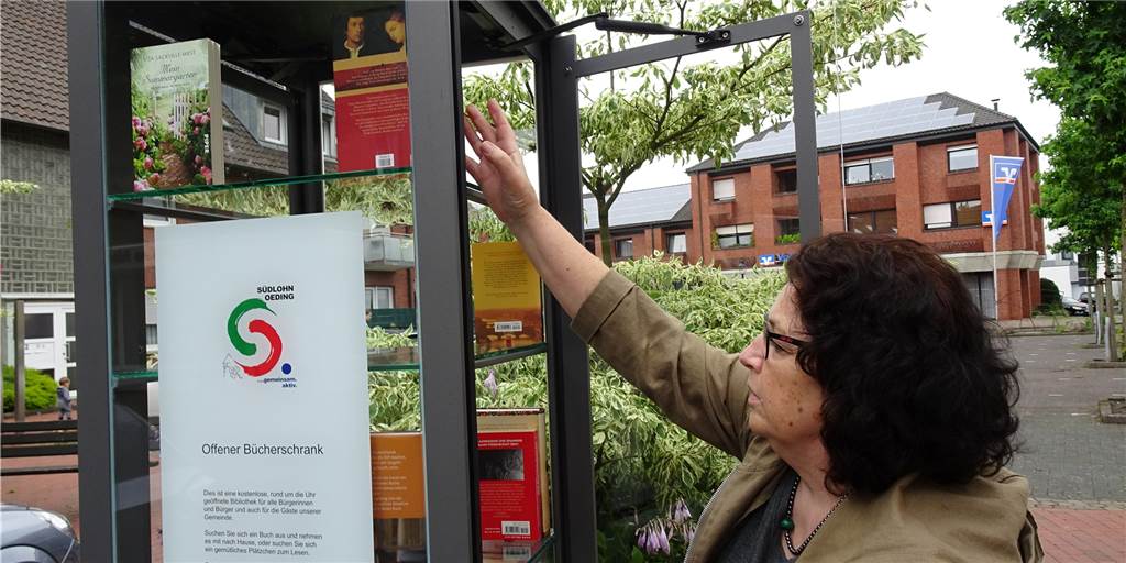 Nach Bücherschrank in Oeding: Südlohns Bücherschrank wurde befüllt In Südlohn hat Gisela Thesing den neuen Bücherschrank mit Lesestoff befüllt.